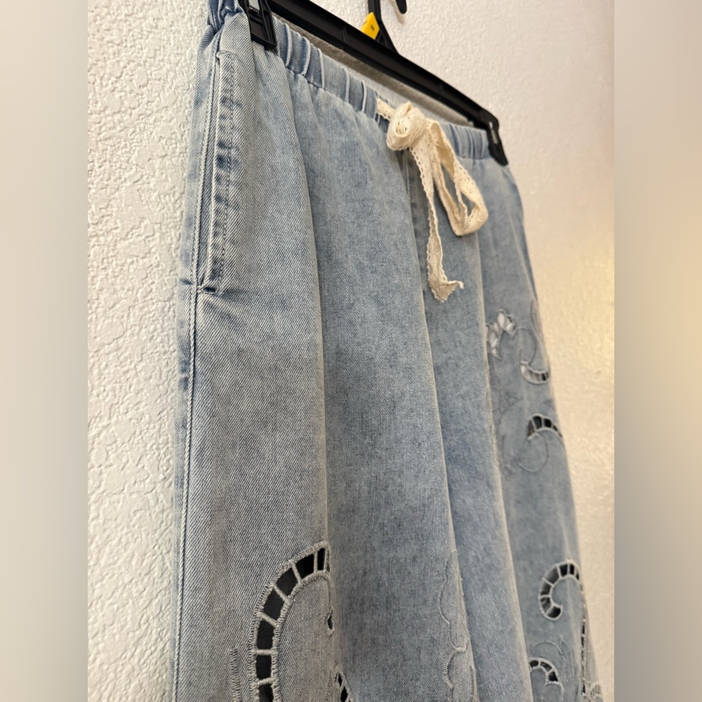 POL Light-Blue Wide Leg Laser-Cut Denim Jeans with Drawstring - Picture 3 of 11